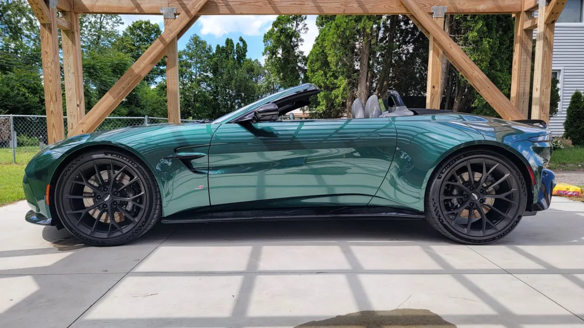 Aston Martin Vantage Meningkatkan Pengalaman Bersama Teman